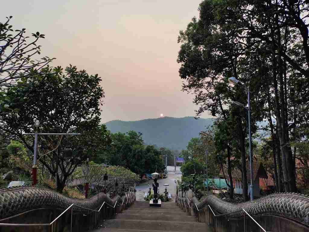 ชมวิว ขอพรที่วัดดอยแท่นพระผาหลวง