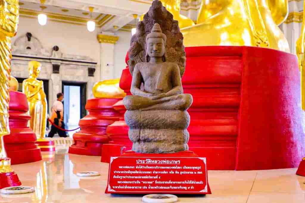 สักการะที่วัดโสธรวราราม