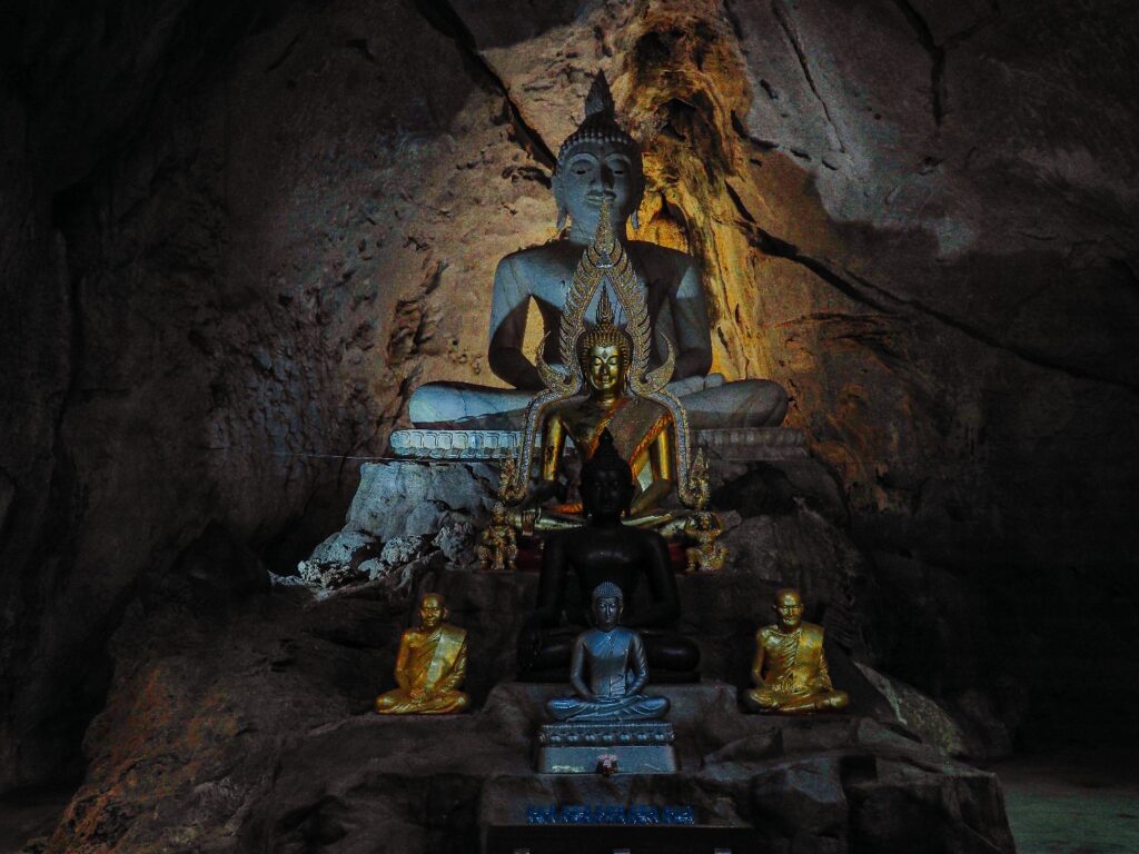 วัดเขาวง ถ้ำนารายณ์ สระบุรี ขอพรสะเดาะเคราะห์